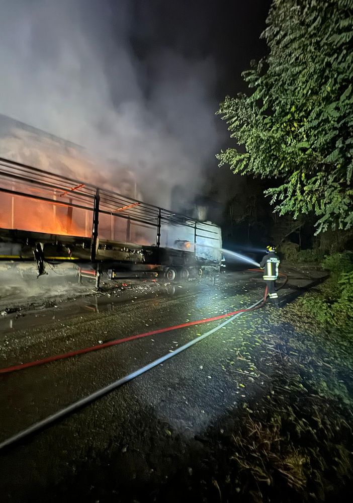 Confienza: rogo in una ditta di autotrasporti in via Vespolate