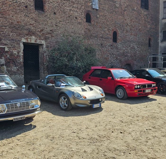 Pieve del Cairo: al Castello Beccaria grande successo per l'esposizione di auto e moto d'epoca. Le immagini