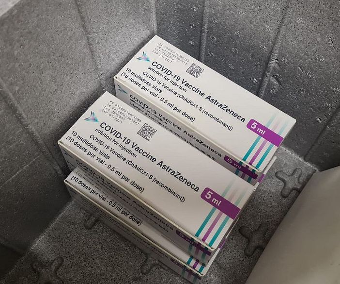 AstraZeneca, Ema valuta limitazioni sull'età
