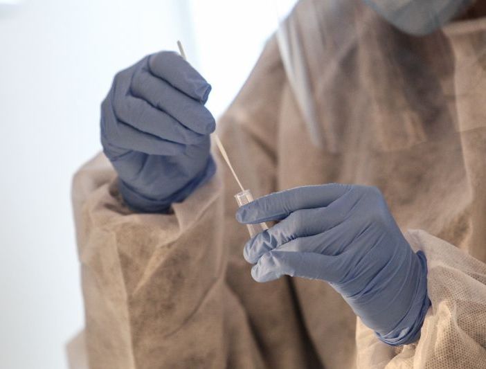 Milano, operatore sanitario ladro seriale: fa sparire dal reparto oltre 15 mila paia di guanti e 400 tamponi