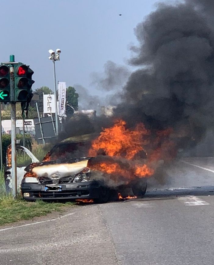Sedriano: tamponamento sulla ex statale 11, auto prende fuoco