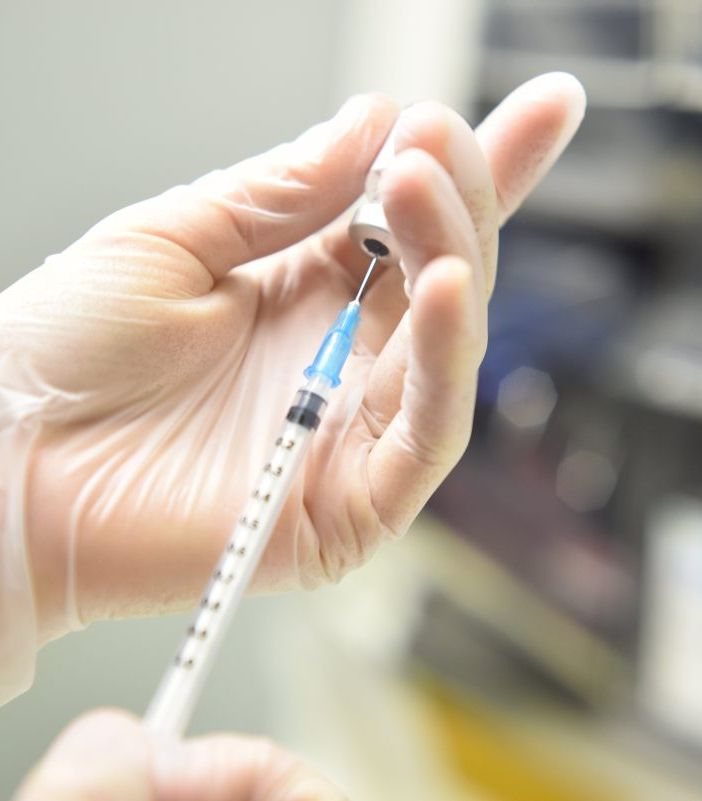 Cagliari, tenta di farsi vaccinare al posto di un No Vax… per una cena: arrestato.