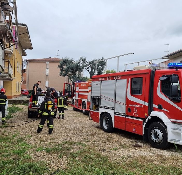 Pieve del Cairo: fiamme in una cantina intervengono i Vigili del fuoco