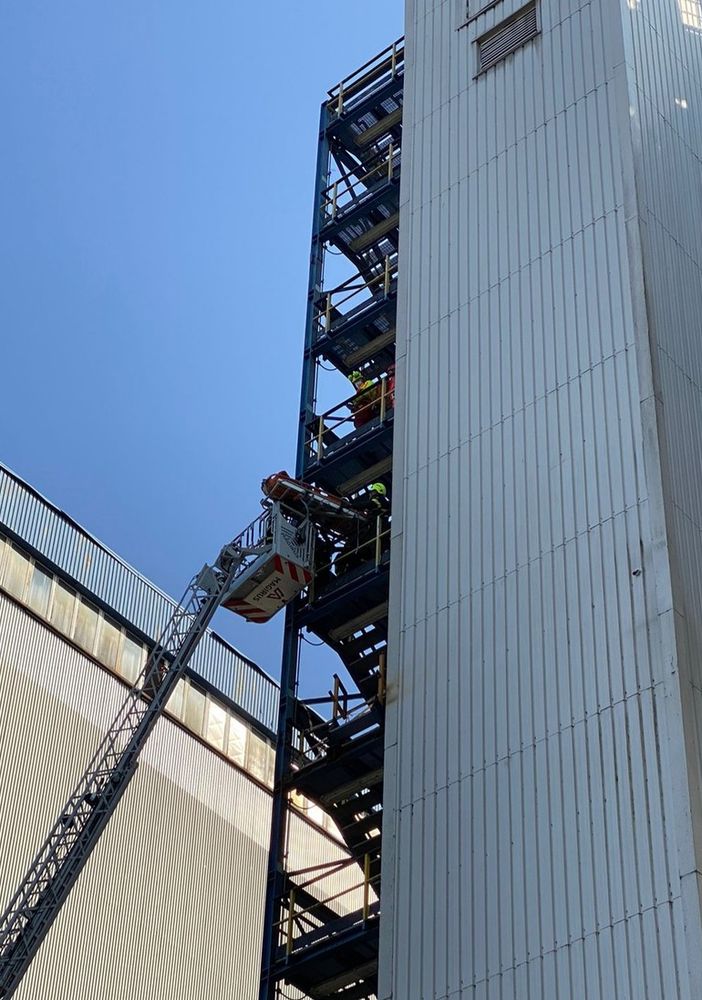 Turbigo: gravissimo incidente sul lavoro alla centrale. Due operai cadono dal camino, uno è grave