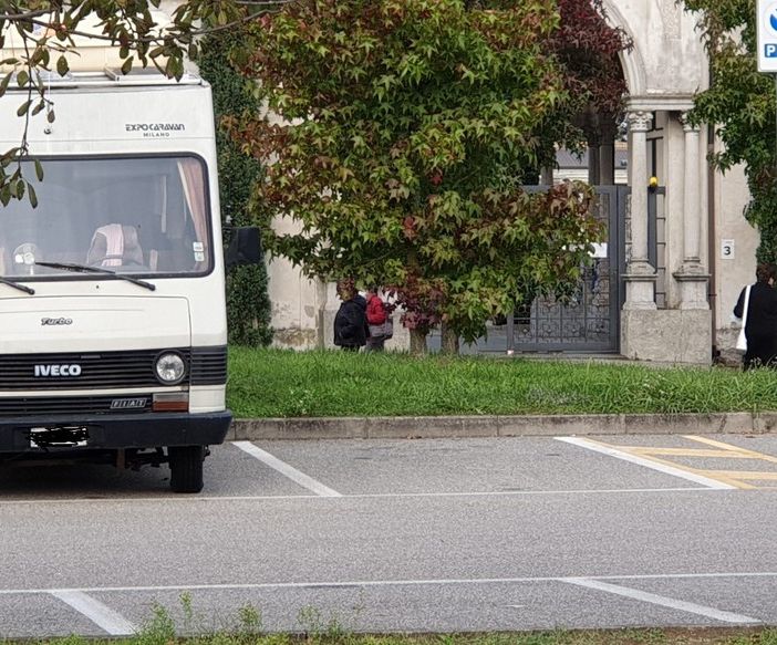 Magenta, la vita di Marco nel camper da tre mesi: “Ho perso tutto, ma sorrido e guardo avanti”