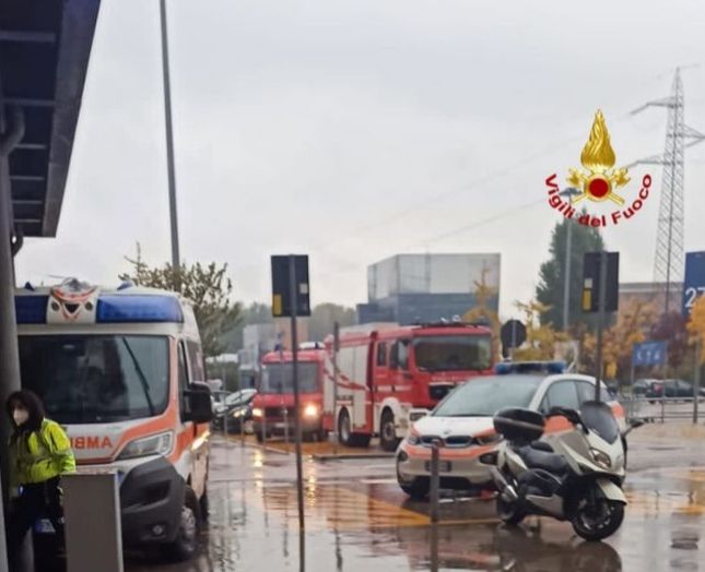 Sostanza irritante nell'aria: evacuate mille persone all'Ikea di Corsico