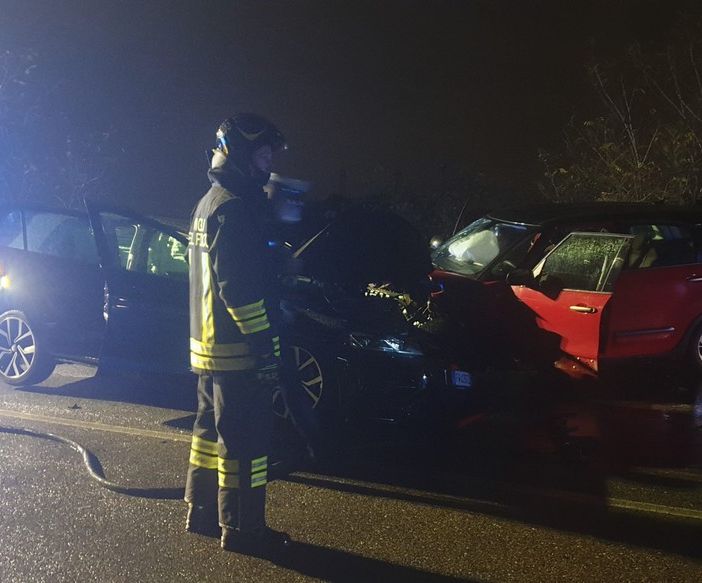 Magenta: gravissimo incidente al confine con Corbetta, tre feriti, auto distrutte e strada bloccata