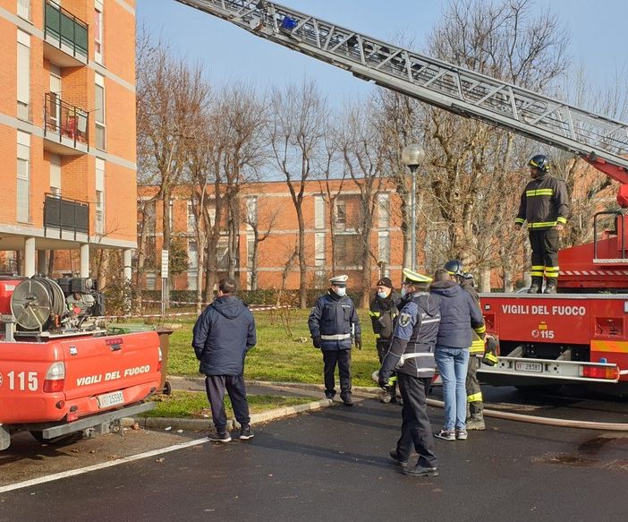 Magenta: appartamento in fiamme nel quartiere popolare di via Manin, fuoco partito da un braciere per l’incenso