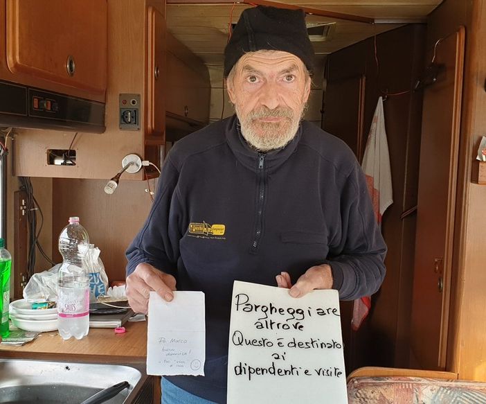 Magenta, lieto fine per Marco, il 60enne che vive nel camper. Trova lavoro e lancia un messaggio: “Mai arrendersi!”