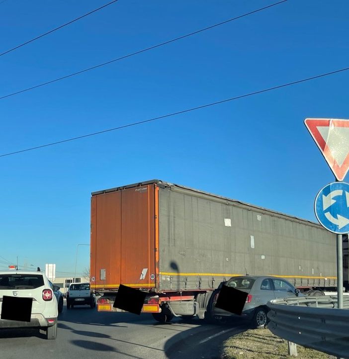 Magenta: auto schiacciata da un camion alla rotonda di via Espinasse