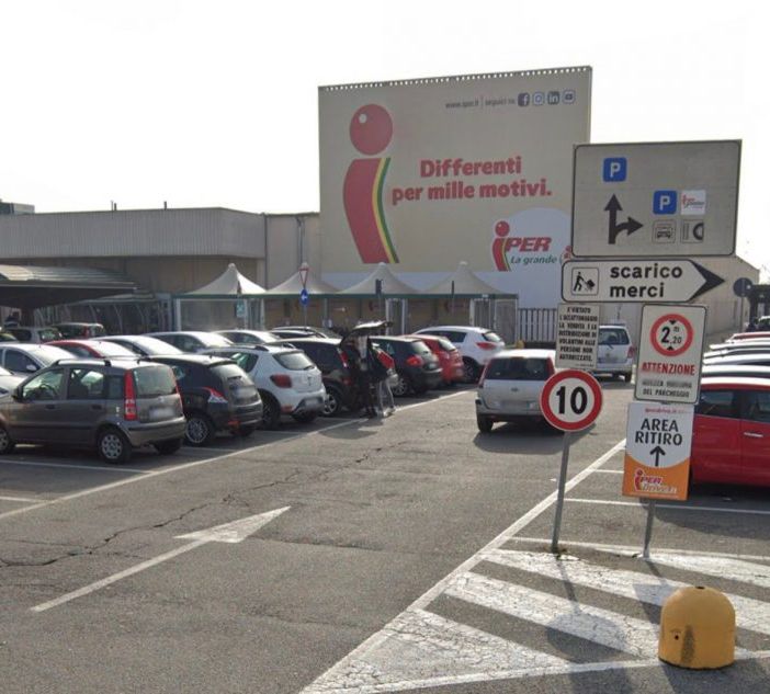 Magenta: tenta di uscire dall’Iper con merce non pagata e sferra un pugno alla guardia