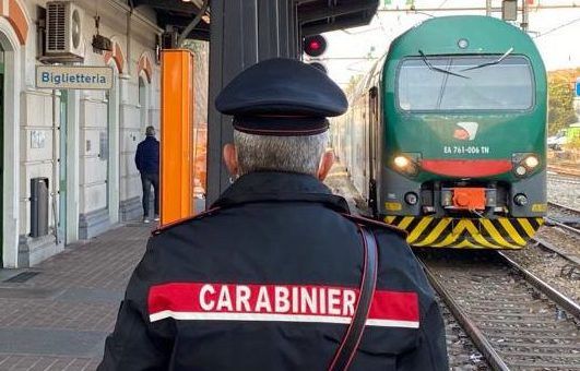 Si masturba sul treno davanti a una ragazza di 17 anni: denunciato per atti osceni