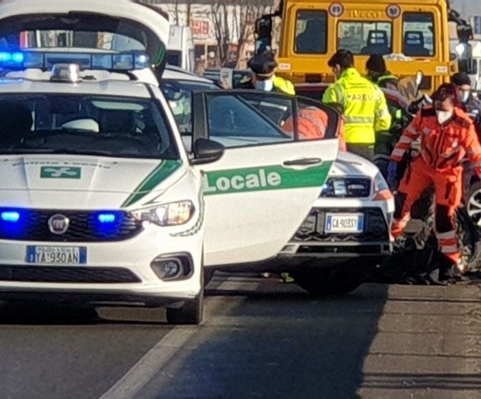 Magenta: ennesimo incidente davanti alla Giardineria, un ferito e traffico rallentato
