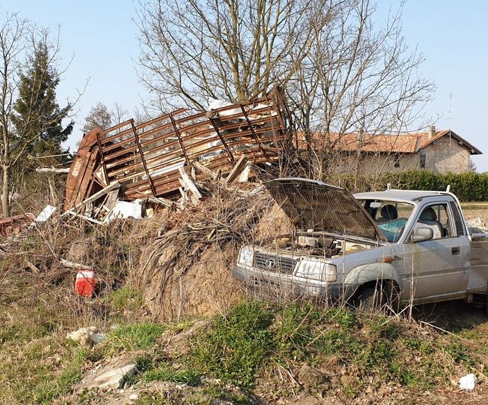 Robecco sul Naviglio: quel cascinello abbandonato nelle belle campagne di Casterno tra eternit, auto rottamate e montagne di rifiuti