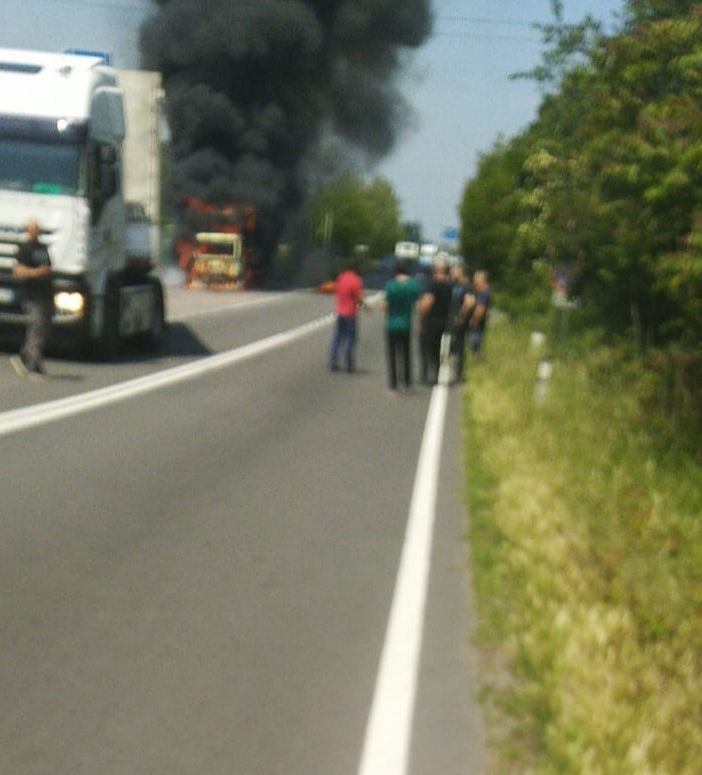 Arluno: furgone in fiamme, strada provinciale per Vittuone chiusa