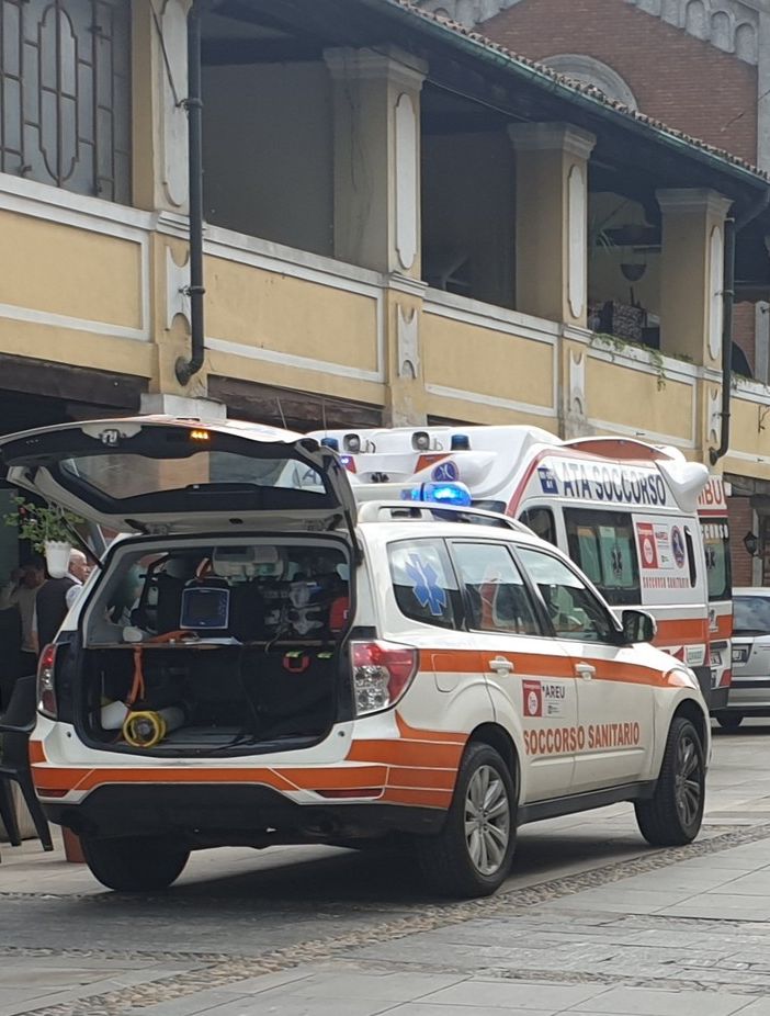 Magenta: tragedia in piazza Liberazione, non ce l’ha fatta la donna colpita da arresto cardiaco