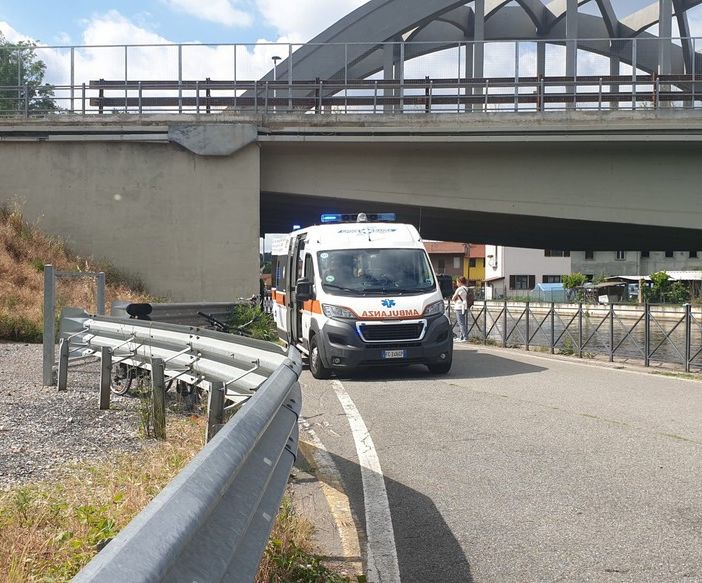 Bernate Ticino: incidente sulla strada alzaia del Naviglio Grande, donna in carrozzina cade e finisce al pronto soccorso
