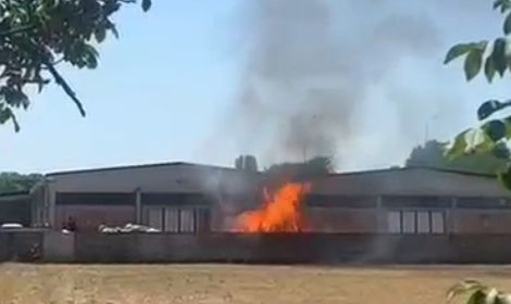 Magenta: fiamme ed esplosioni all’interno di un capannone, scoppia l’incendio in ditta