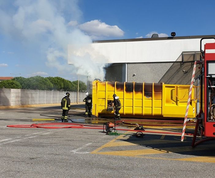 Magenta: container in fiamme nel parcheggio dietro il centro commerciale