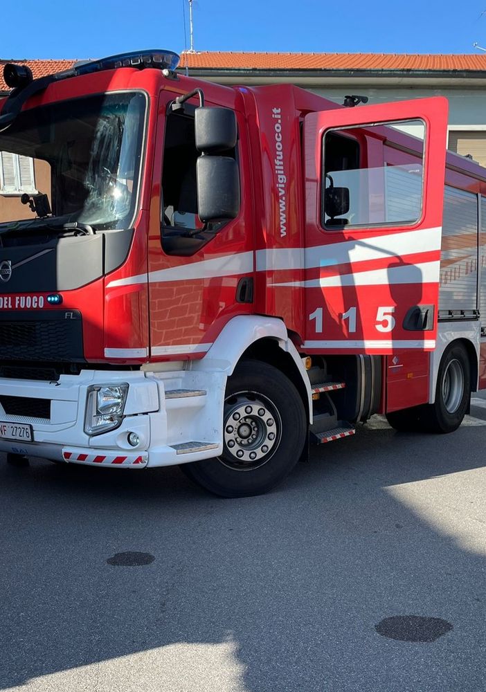 Marcallo: malore in casa, ragazzo imbragato e fatto uscire dal tetto sull’autoscala del Vigili del Fuoco