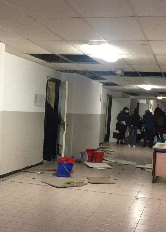 Abbiategrasso: calcinacci si staccano dal controsoffitto di un’aula, preoccupazione al Bachelet