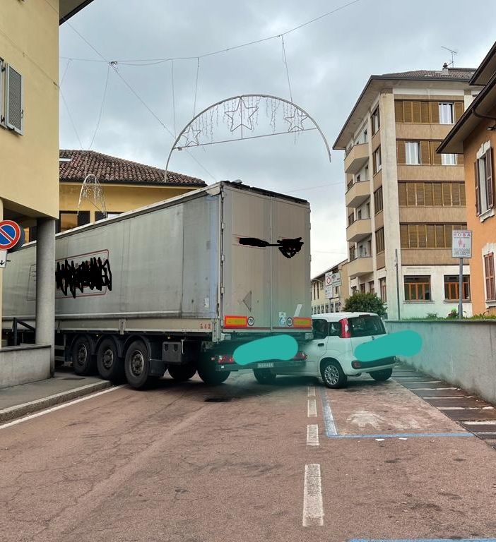 Magenta, l’autista del tir si perde nel centro e rimane incastrato tra via Volta e via Pusterla bloccando tutto