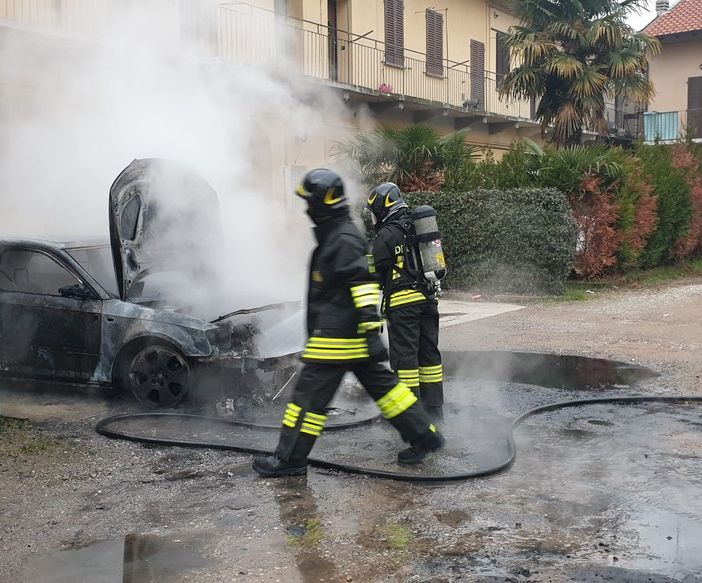 Magenta: auto in fiamme in un cortile di via Espinasse