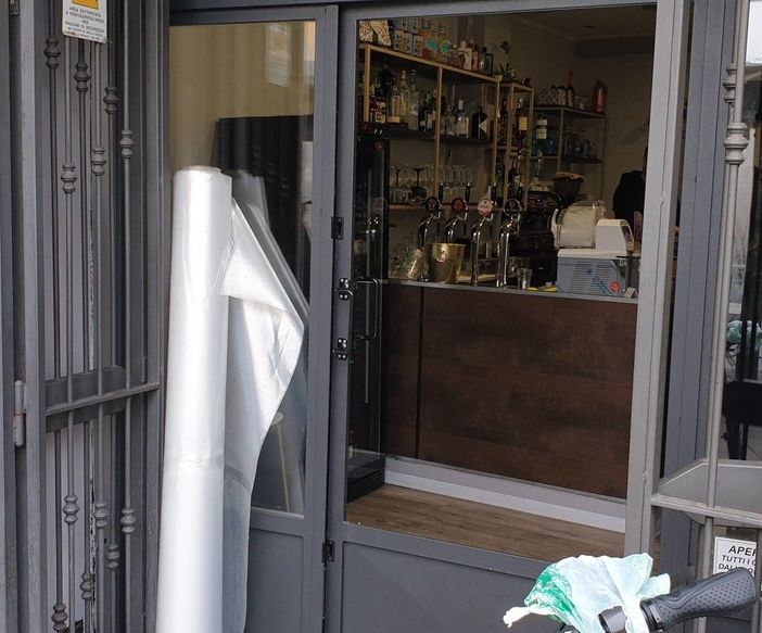 Magenta, spaccano l’ingresso del bar &quot;Tra Noi&quot; e fuggono con i soldi in cassa: caccia ai ladri