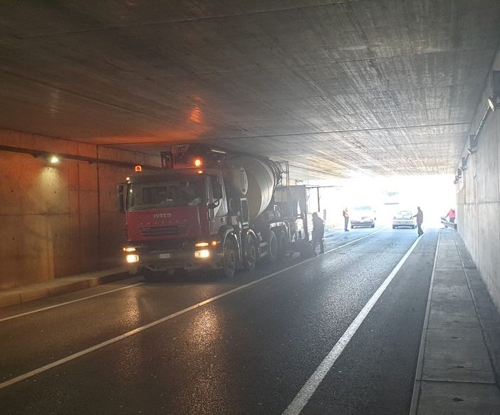 Marcallo con Casone: camion betoniera non rispetta il limite di altezza e rimane incastrato sotto il ponte