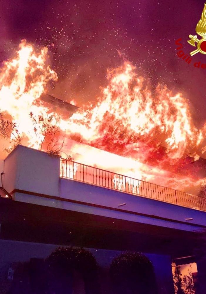 Trezzano sul Naviglio: incendio nella notte, villetta in fiamme