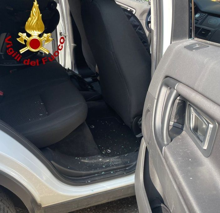 Corbetta: bimba di tre mesi bloccata in auto e liberata dai Vigili del Fuoco