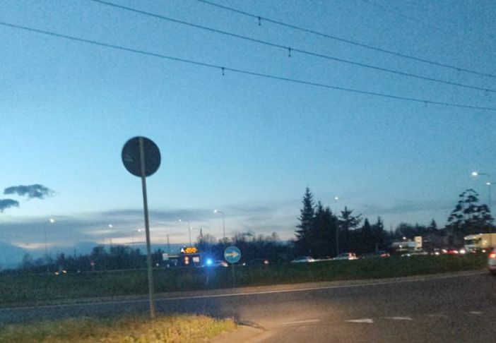 Incidente sulla Boffalora Malpensa a Magenta: coppia di fidanzati in moto finisce in ospedale, strada bloccata