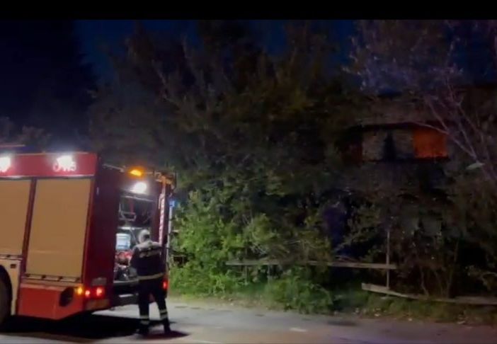Vandali incendiano l’area dismessa nella zona industriale di Magenta. Islamici danno l’allarme e filmano due ragazzini