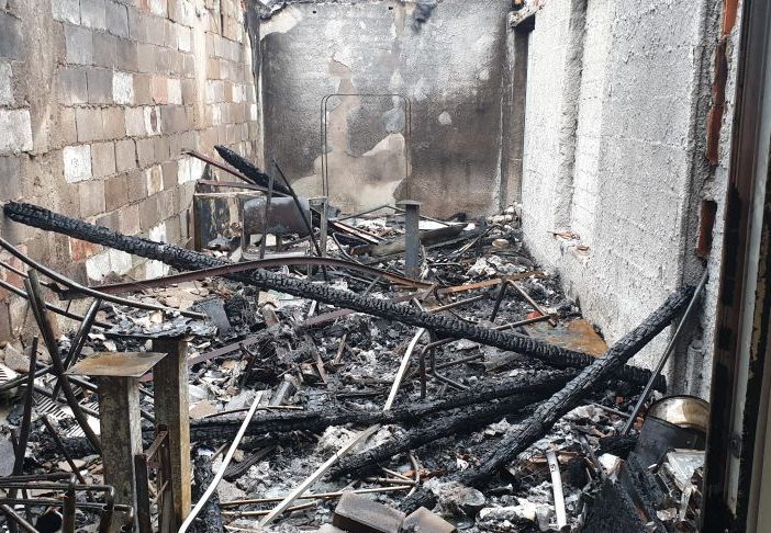 Incendio nella notte a Magenta: distrutto il ripostiglio esterno dell’Ideal, si indaga sulle cause