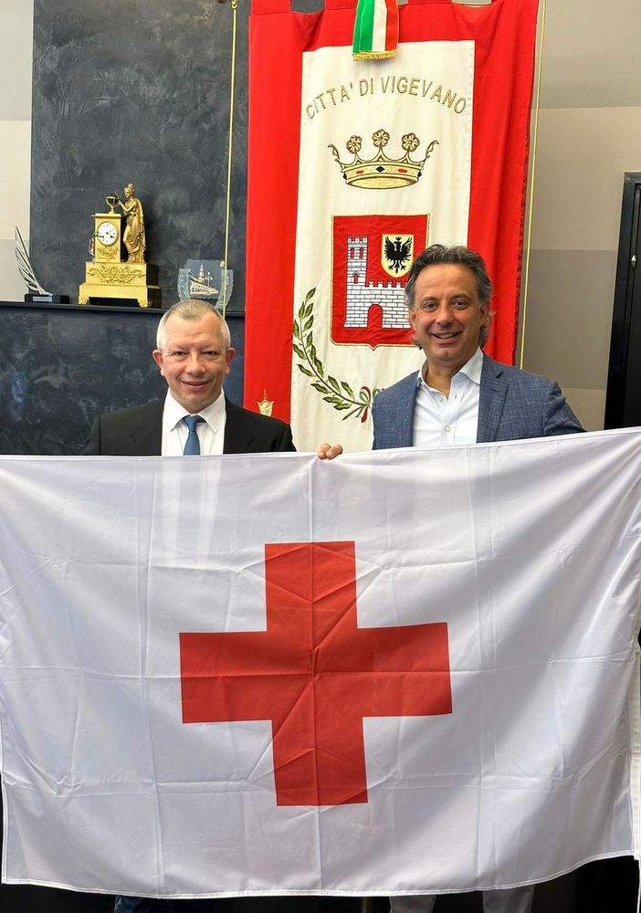 Consegnate le bandiere della Croce Rossa Italiana ai sindaci di Vigevano, Cassolnovo e Gravellona