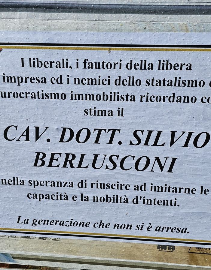 Uno dei necrologi murali per Silvio Berlusconi apparsi a Pieve del Cairo