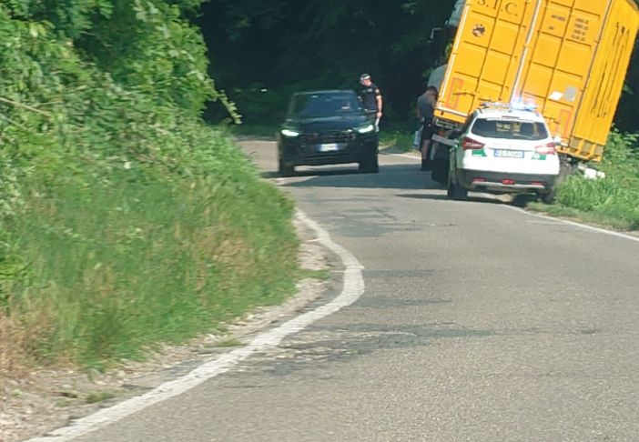 Autotreno finisce fuori strada, disagi alla circolazione lungo la strada di campagna a Robecchetto