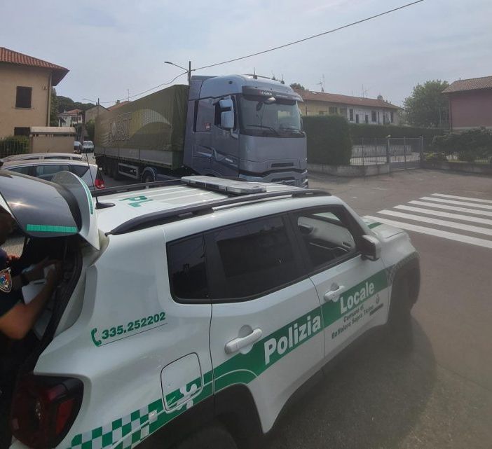 Camionista alla guida da oltre 18 ore: usava diverse schede tachigrafiche, multato dalla Polizia locale di Robecco