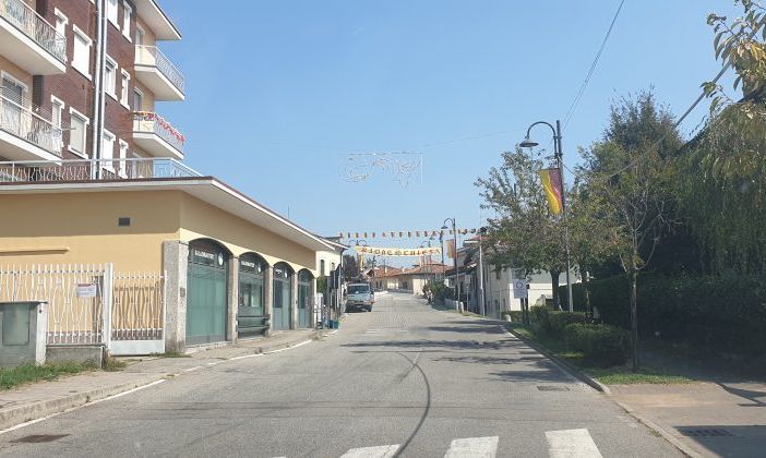 Giovane in moto cade rovinosamente a terra a Bernate Ticino, elitrasportato in codice rosso al Niguarda
