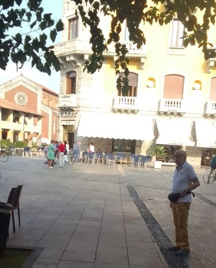 Magenta: ladro inseguito dai cittadini in piazza Liberazione abbandona la borsa appena rubata, intervengono anche i carabinieri