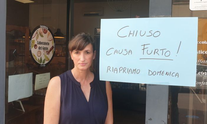 Ladri alla Bottega del Gusto a Magenta: rubano la borsa e costringono la titolare a chiudere fino a domenica