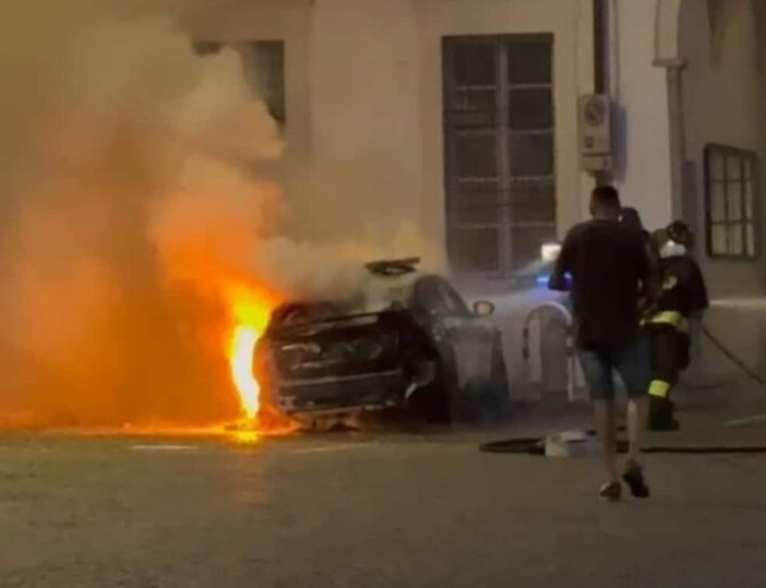Corbetta: brucia l’auto della Polizia locale nel cortile del palazzo comunale