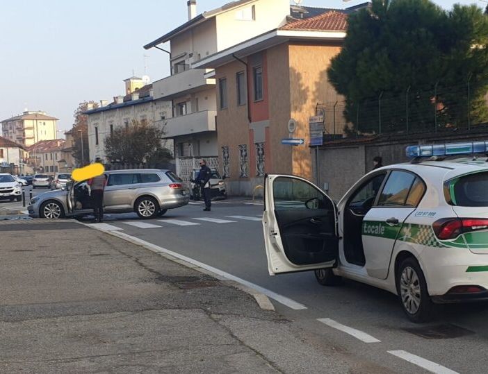 Magenta: incidente all’incrocio tra via Crivelli e Cozzi, pesanti danni ai mezzi