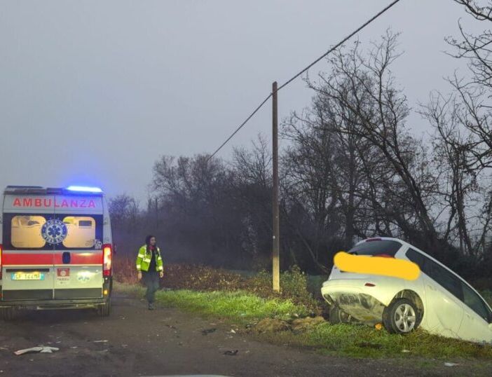 Auto nel fosso sulla provinciale Vittuone-Cisliano, all’interno non c’era nessuno