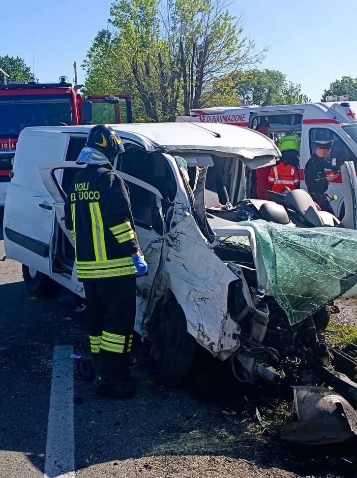 Oltrepò: schianto tra due furgoni sulla provinciale 1, ferite due persone