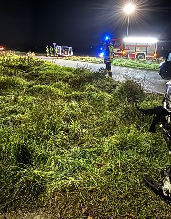 Mede: scontro auto-furgone nella rotatoria sulla provinciale 194, ferite due persone