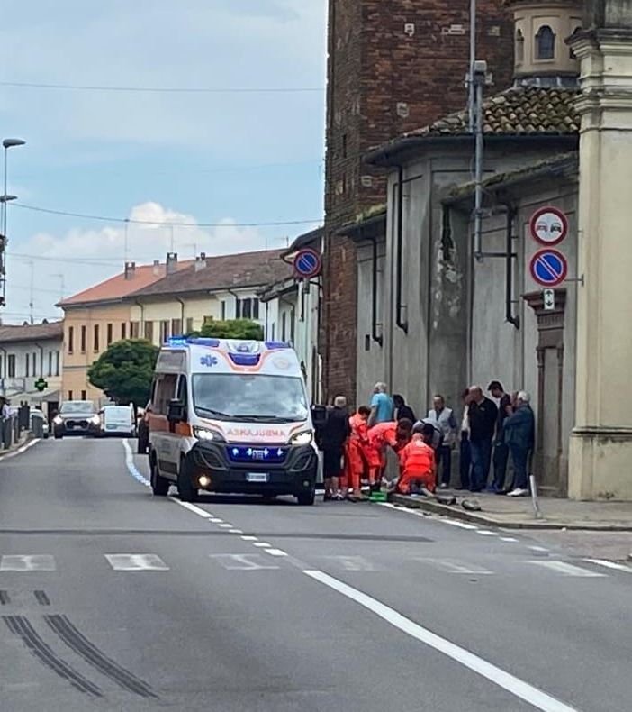 Ferrera: esce di strada con l'auto in corso della Repubblica, ferita una 53enne