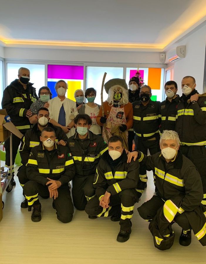 Pavia: i Vigili del Fuoco consegnano i doni della Befana ai bambini del reparto di pediatria del San Matteo