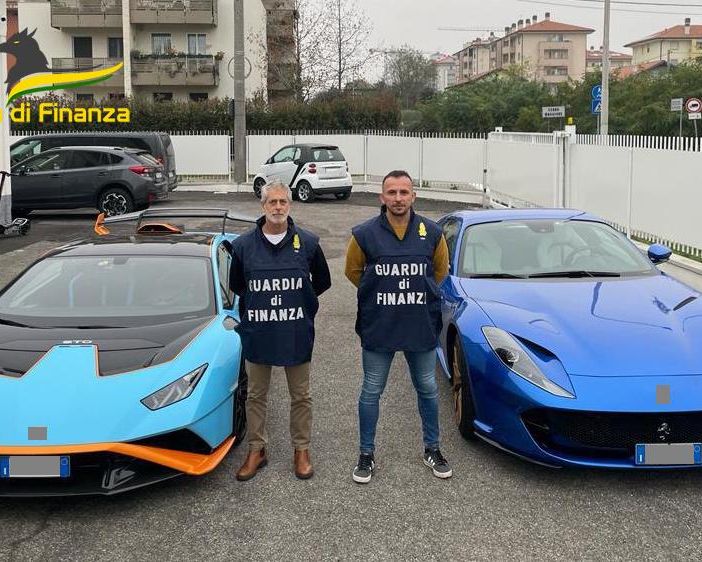 Bonus facciate e crediti falsi, la Guardia di Finanza scopre una frode da 20 milioni. Con i soldi compravano Ferrari e Lamborghini