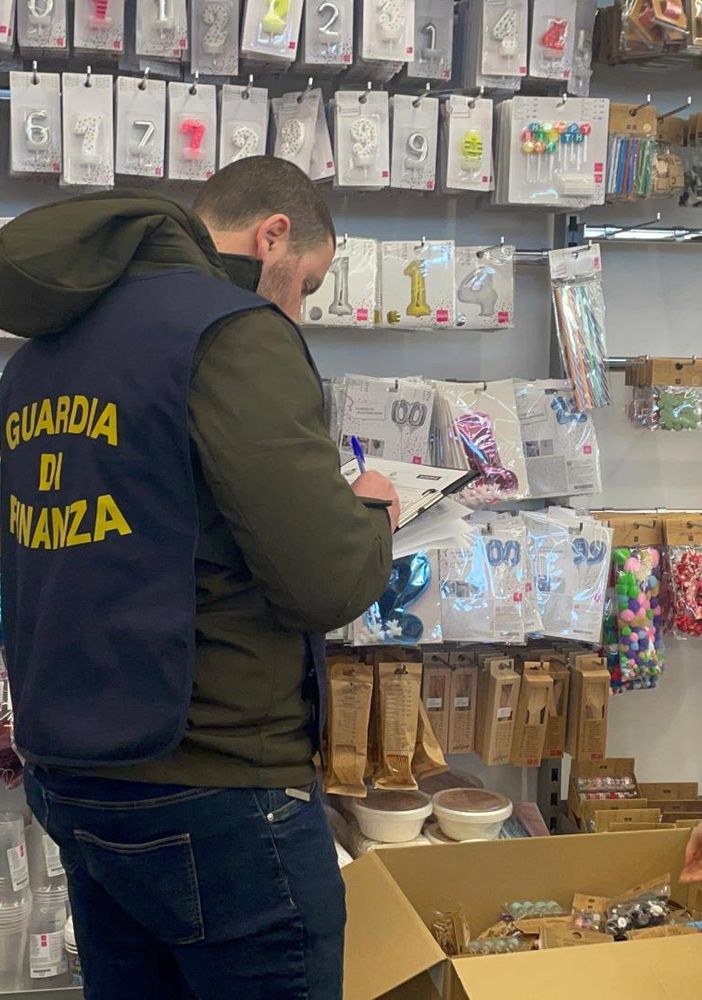 Tessuti e articoli per la casa non sicuri, scatta il maxi sequestro in un capannone tra Tortona e Voghera